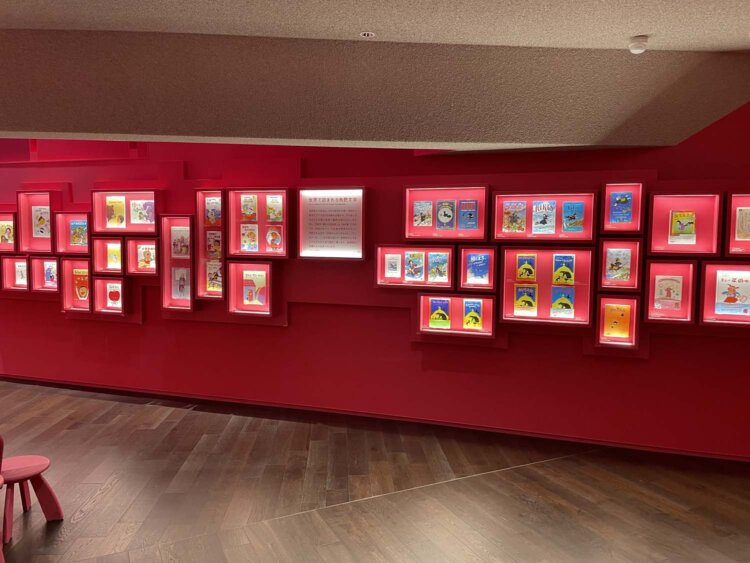 世界中で翻訳された角野作品が並ぶ。