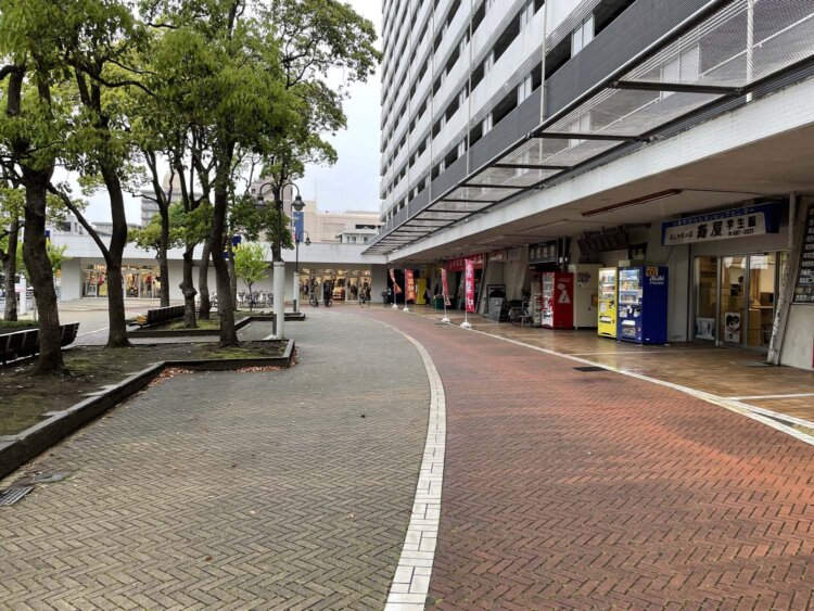 UR小島町二丁目団地。1階に学生服の店や中華料理の店などが並ぶ。