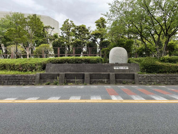 道路の方から見た石碑「将監の鼻」。
