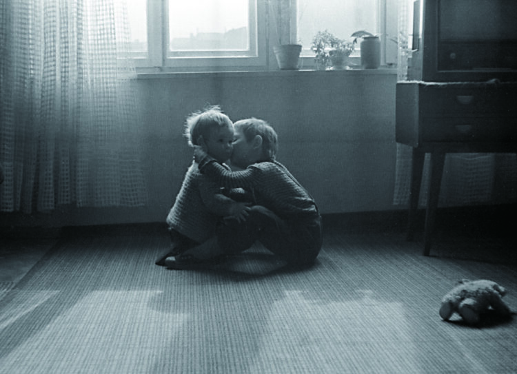 ブリギッテ・フォイクト《兄妹》1964年。（C）Estate Brigitte Voigt. Courtesy Loock Galerie,Berlin。