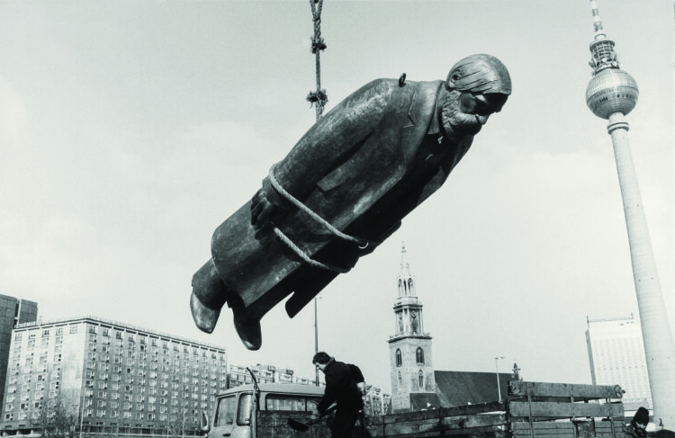 ジビレ・ベルゲマン《記念碑、ベルリン、1986年2月》1986年。（C） Estate Sibylle Bergemann. Courtesy Loock Galerie, Berlin。