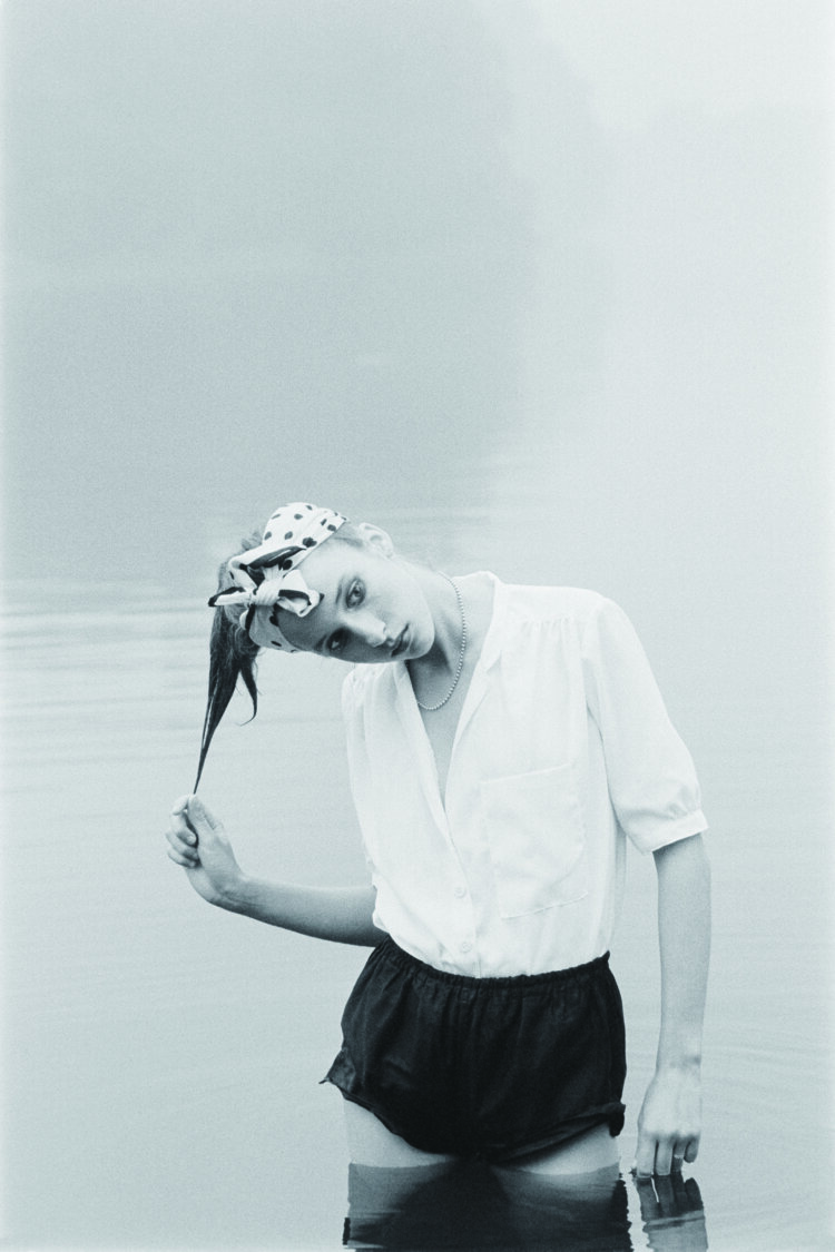 ウーテ・マーラー《モード写真：水中のユーリア、レーニッツ》1979／2025年。（C）Ute Mahler. Courtesy Loock Galerie, Berlin。