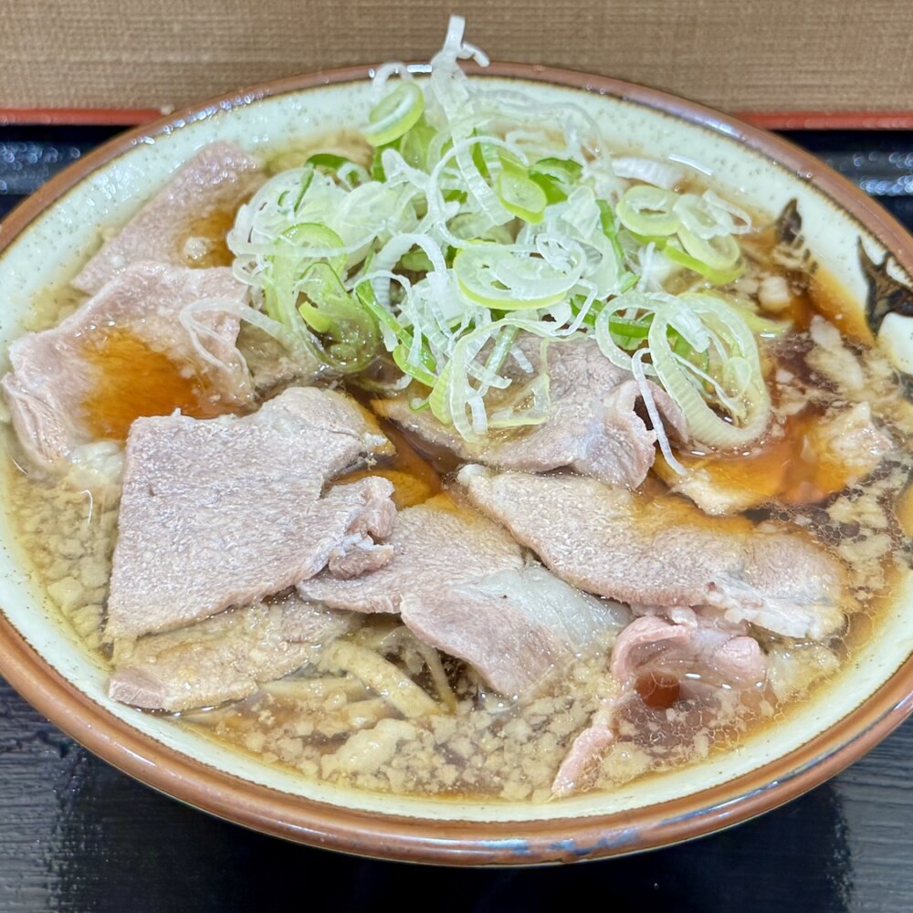ひばりヶ丘『肉蕎麦盛盛』唯一無二な背脂たっぷり肉そばの計算されたうまさ