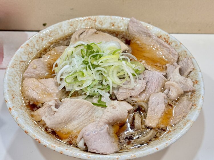 これは富士見台本店で食べた改良前の背脂肉蕎麦。富士見台では2026年6月いっぱいでメニューからなくなる。