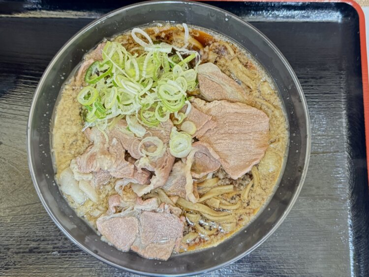 ひばりが丘の背脂肉蕎麦（小）900円に鶏油150円をプラス。以前とは全然、違う。