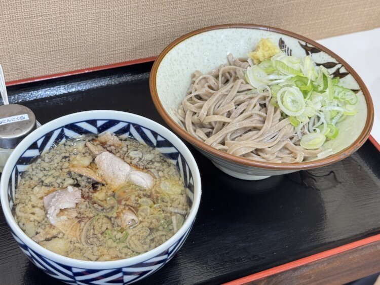 背脂肉蕎麦はつけ麺もラインアップ。これは小で900円。
