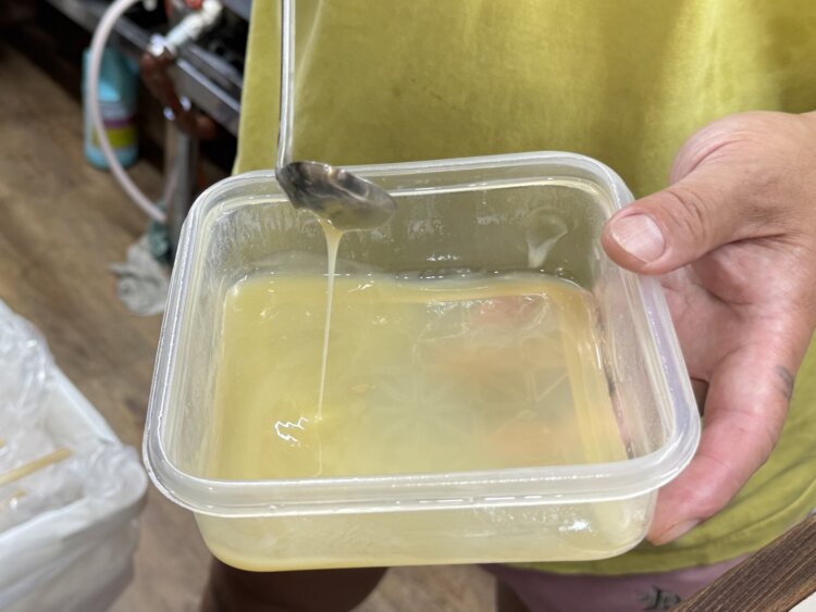 国産鶏の首からとった鶏油。しっかり火を入れていて香り豊か。