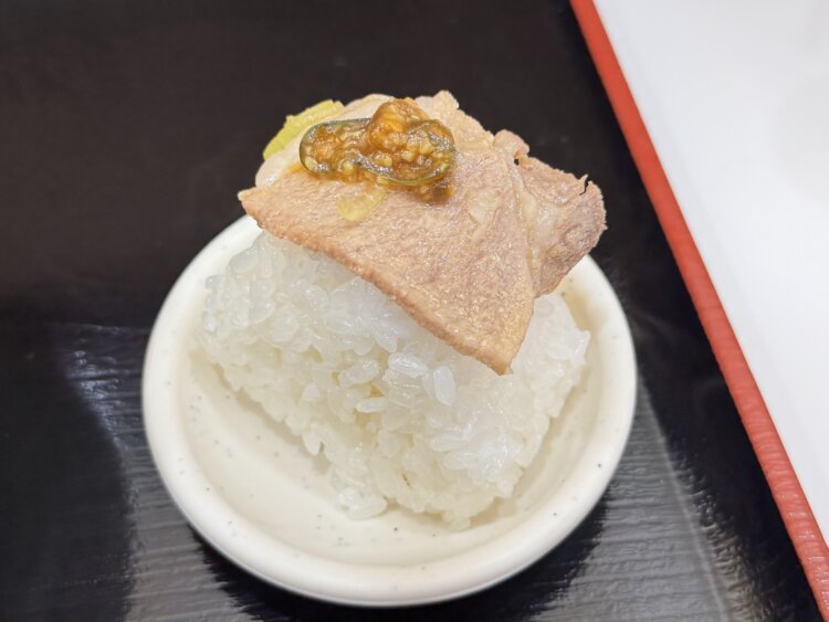 塩むすびは80円。