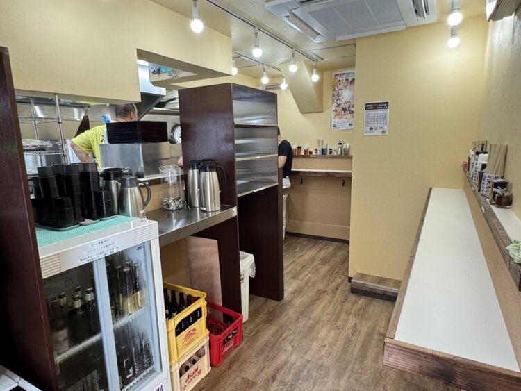 できたばかりでピカピカの店内は立ち食いカウンターのみ。