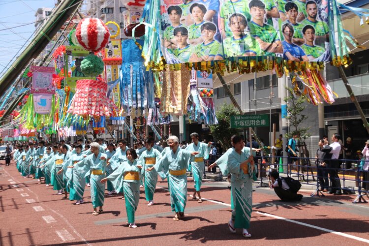 揃いの浴衣を着て踊り歩く姿が華やかな「七夕おどり千人パレード」。