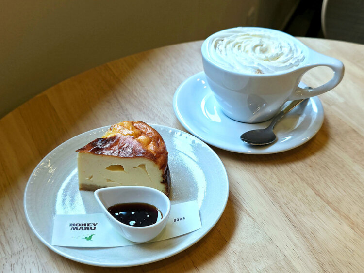 はちみつ屋さんのベイクドチーズケーキ780円、ハニーマルラテ770円。