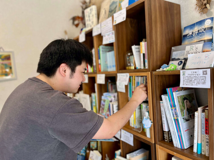 約半年のキャンセル待ちを経て棚主になった「R's Books」さん。研究の仕事にゆかりのサイエンス関係の書籍を並べる。マニアックな本も意外に売れるそう。
