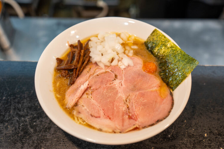 味わい豊かな蟹そば960円。