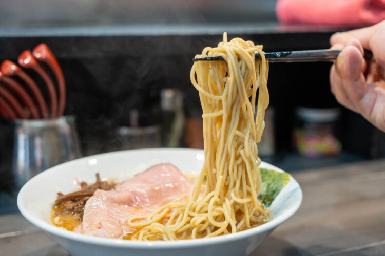 麺は中細麺ストレート。香港の店でも同様の麺を使っている。