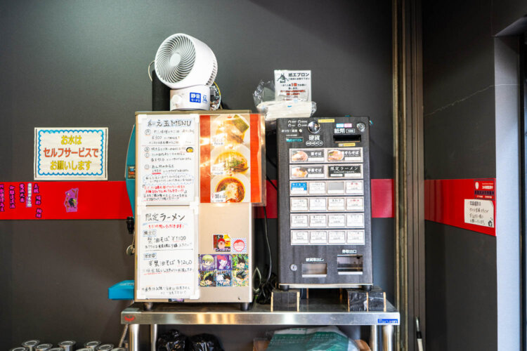 コンパクトな食券機。和え玉や限定ラーメンにも興味をそそられる。