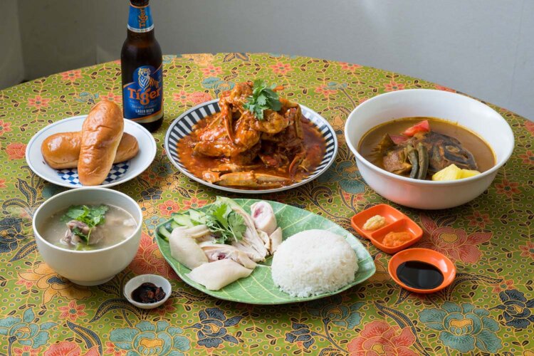 中央奥から、渡り蟹のチリソース炒め（チリクラブ）3520円（Mサイズ）、魚の頭カレー3500円（小サイズ）、海南鶏飯（ハイナンチ―ファン）1540円、豚スペアリブ入り薬膳スープ（バクテー）1650円（写真はシンガポール風）、タイガービール。