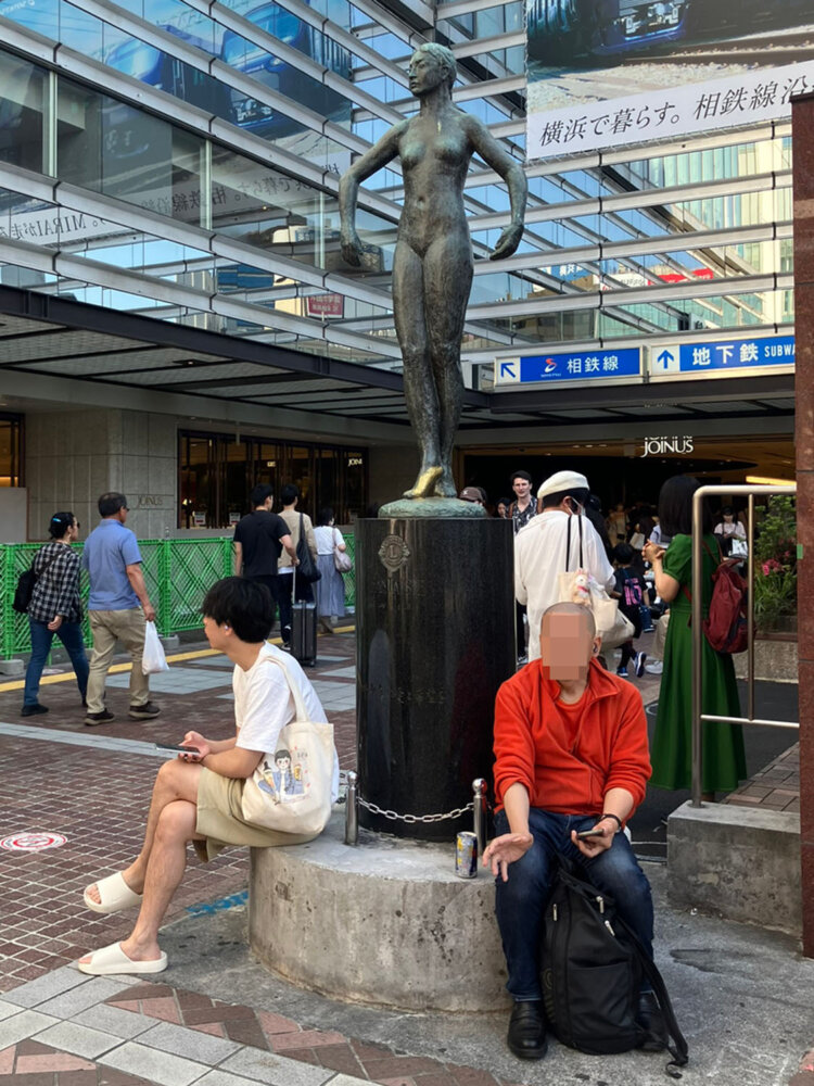 西口のブロンズの方の女性像「青少年に愛と希望を」。台座部分には常に誰かが腰掛けている。