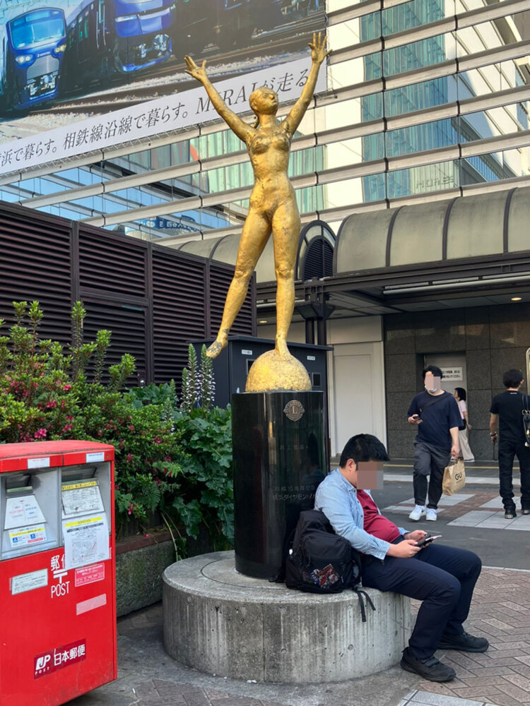 西口の金の方の女性像「宇宙と子どもたち」。2体の像は少し離れたところにあるが、一度並べてみたい。