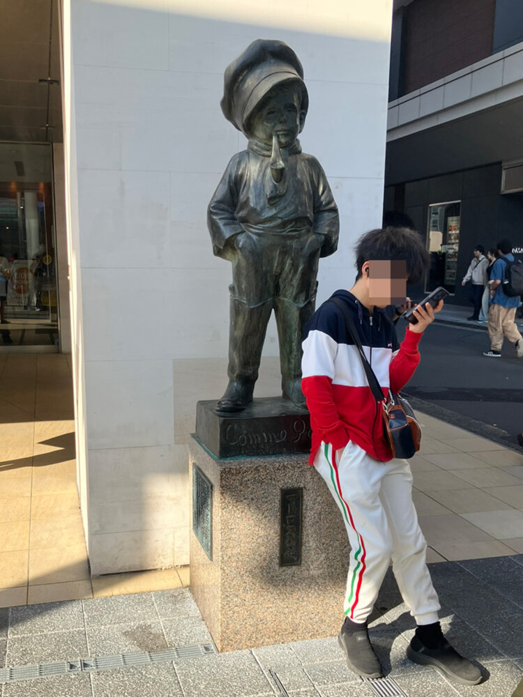 モアーズ前のひときわ目立つマドロス少年像。こちらも絶えず誰かの待ち合わせ場所となっている。