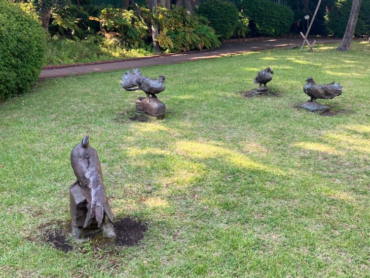 ジョイナスの森には6点の彫刻作品が展示されており、こちらは彫刻家・柳原義達作の「道標・鳩」。