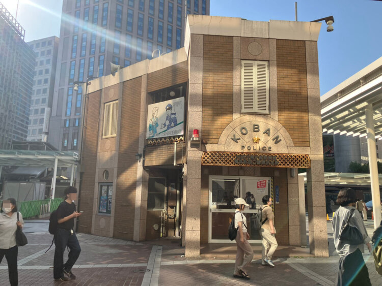 横浜駅西口警備派出所。よく見ると細かいデザインが凝っている。
