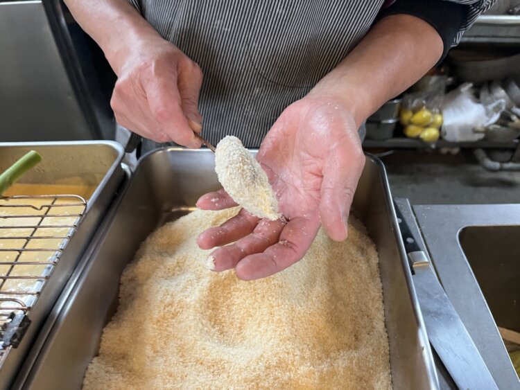 細かいパン粉もこの店の特徴のひとつ。油切れがよく軽いので、「たくさん食べても胃がもたれない」と話す客もいる。
