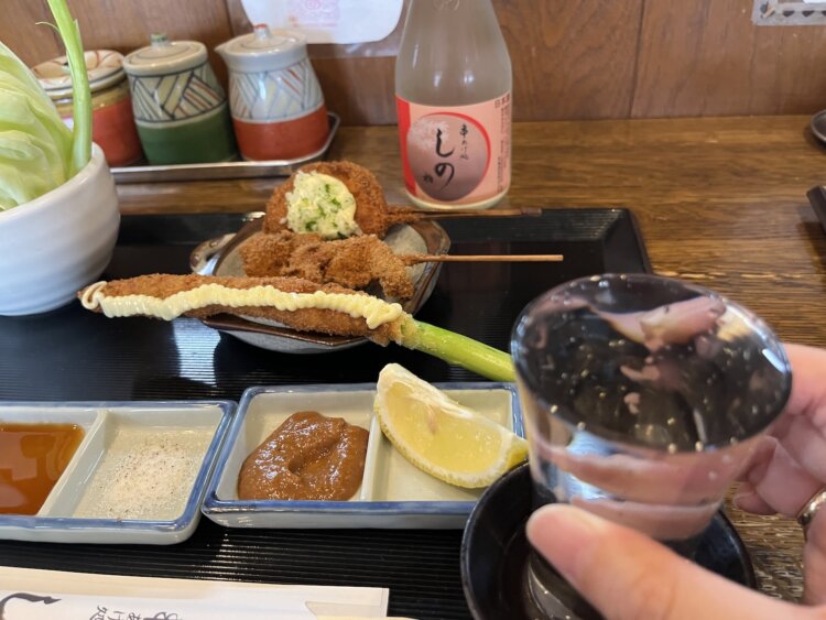 揚げたての串揚げに日本酒・オリジナルしの（小瓶300ml）1100円を添えて乾杯だ。