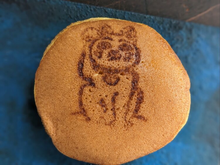 愛嬌たっぷりのまねき猫どらと目が合い、一瞬食べるのを戸惑う。それもまた楽しい。