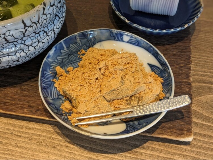 わらび餅は、焦がしきなこをたっぷり纏わせて食べるのがおすすめ。