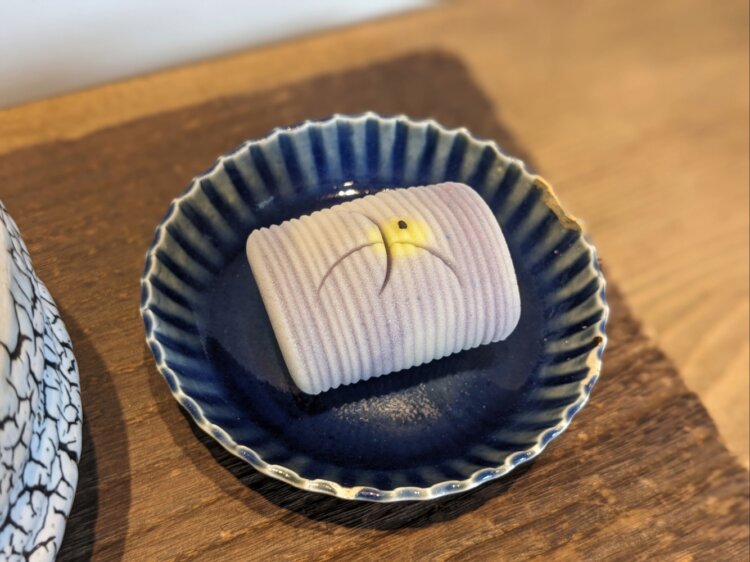 見た目の美しさをじっくり堪能し、それからゆっくり舌で味わう。