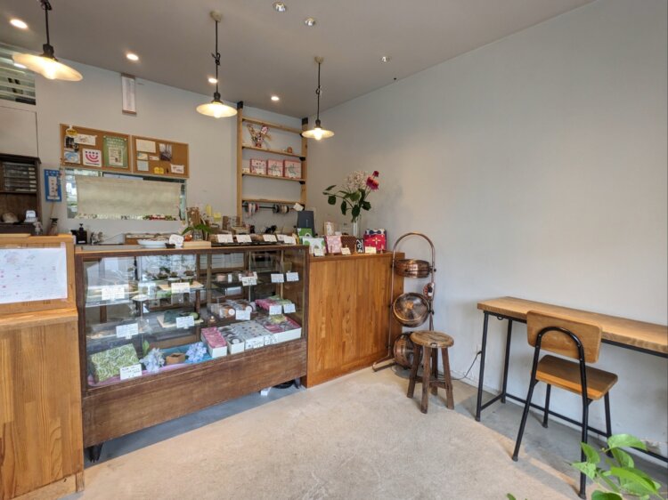 店内も白を基調にしつつ、木の温もりを生かした居心地のいい造りになっている。