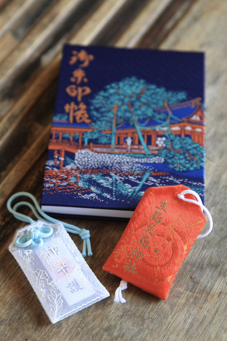 御朱印帳1500円、綿御守（右）800円、レース御守1000円。