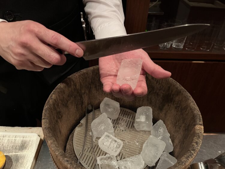 オーダーが入ると、木桶に入れた氷を包丁でカットする。