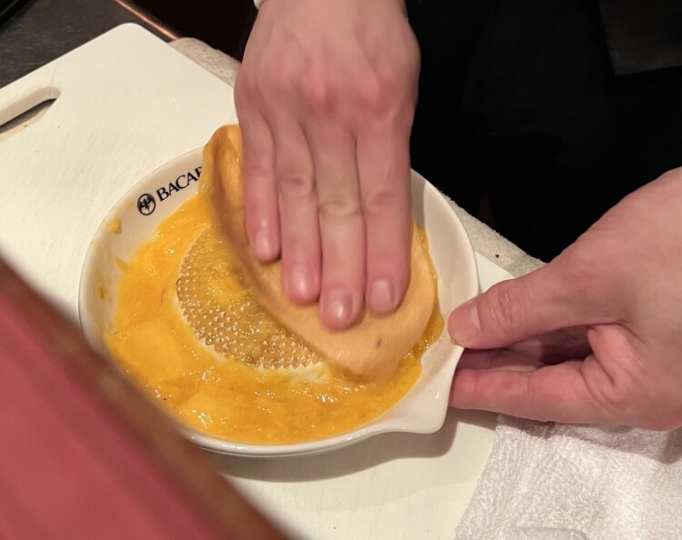完熟マンゴーを丁寧にすりおろす。