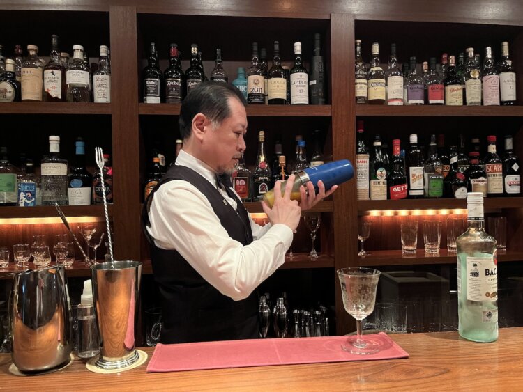 シェーカーを振るマスターが渋い。