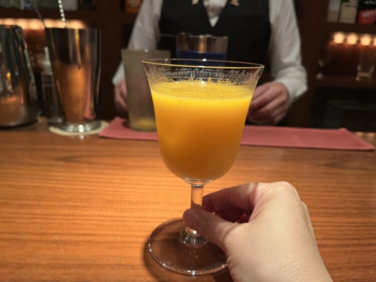 マンゴーのトロピカルな香りとジューシーな味わい。鮮やかなオレンジ色も夏らしいカクテルだ。
