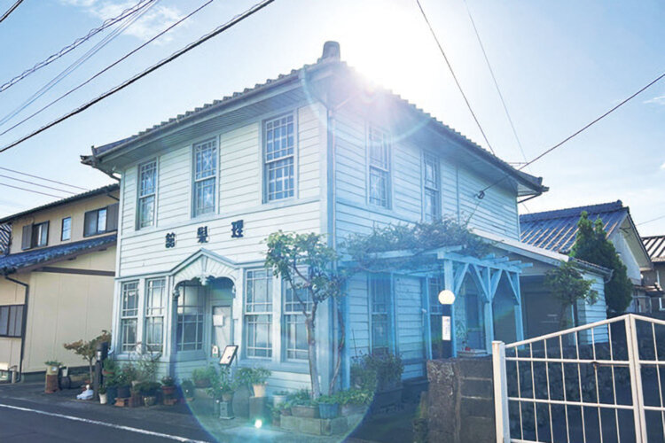 1階が喫茶店、2階はギャラリー。