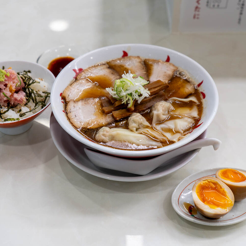 蒲田『中華そば きくたに』でワンタンチャーシュー麺。つるもち自家製麺となめらかワンタンに出汁の深みが生きる！