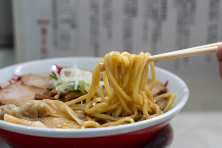 つるつるとした舌触りともっちりした食感がたまらない自家製麺。