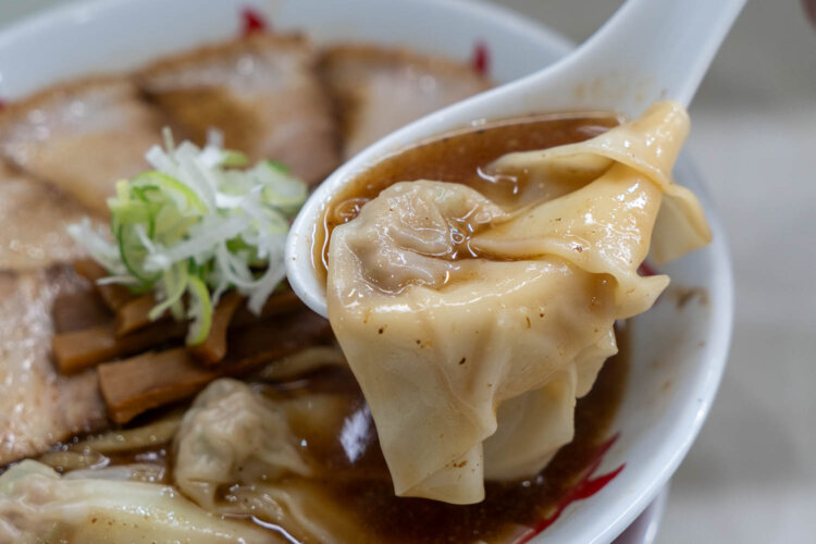 色の濃いスープをまとったワンタンもとびきりのなめらかさ。