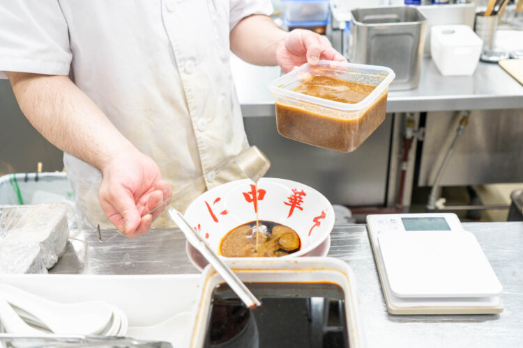 手前が醤油ダレ。中華そばには、単体として油は加えていない。