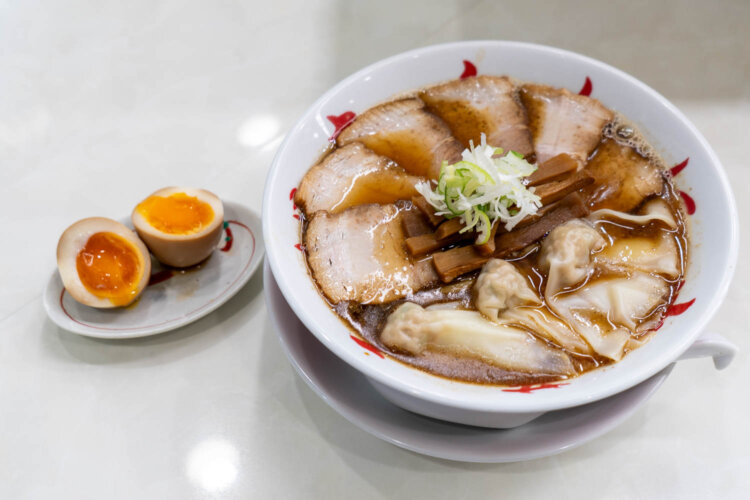 ワンタンチャーシュー麺1450円と味玉150円。