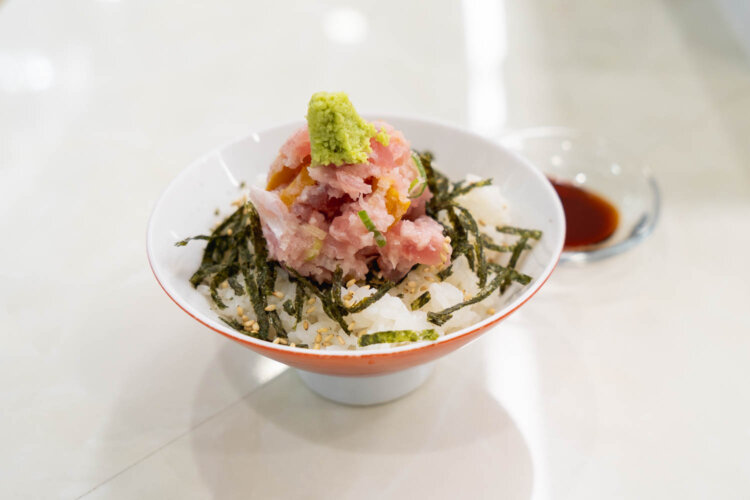 鮪ちらしは360円。濃厚なマグロの味わいが中華そばのスープと相性よし。