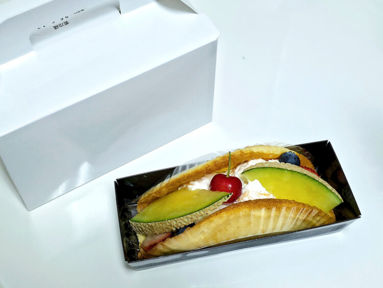 東京駅限定 フルーツオムレット864円。