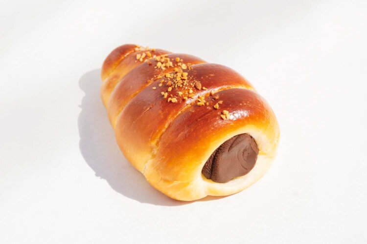 大人のチョココロネ 378円。