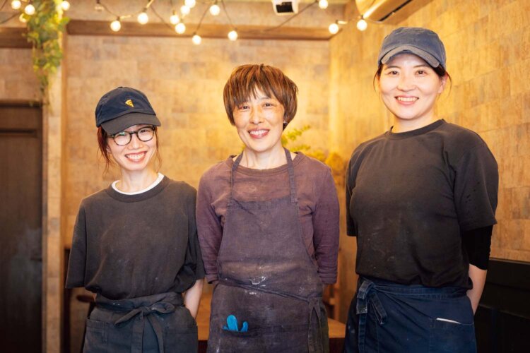 「店内奥にはイートインスペースもありますよ」と店長の古山さん（中央）。