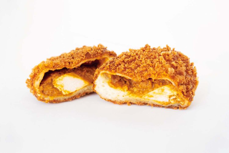 バターチキンカレーパン（甘口） 290円。