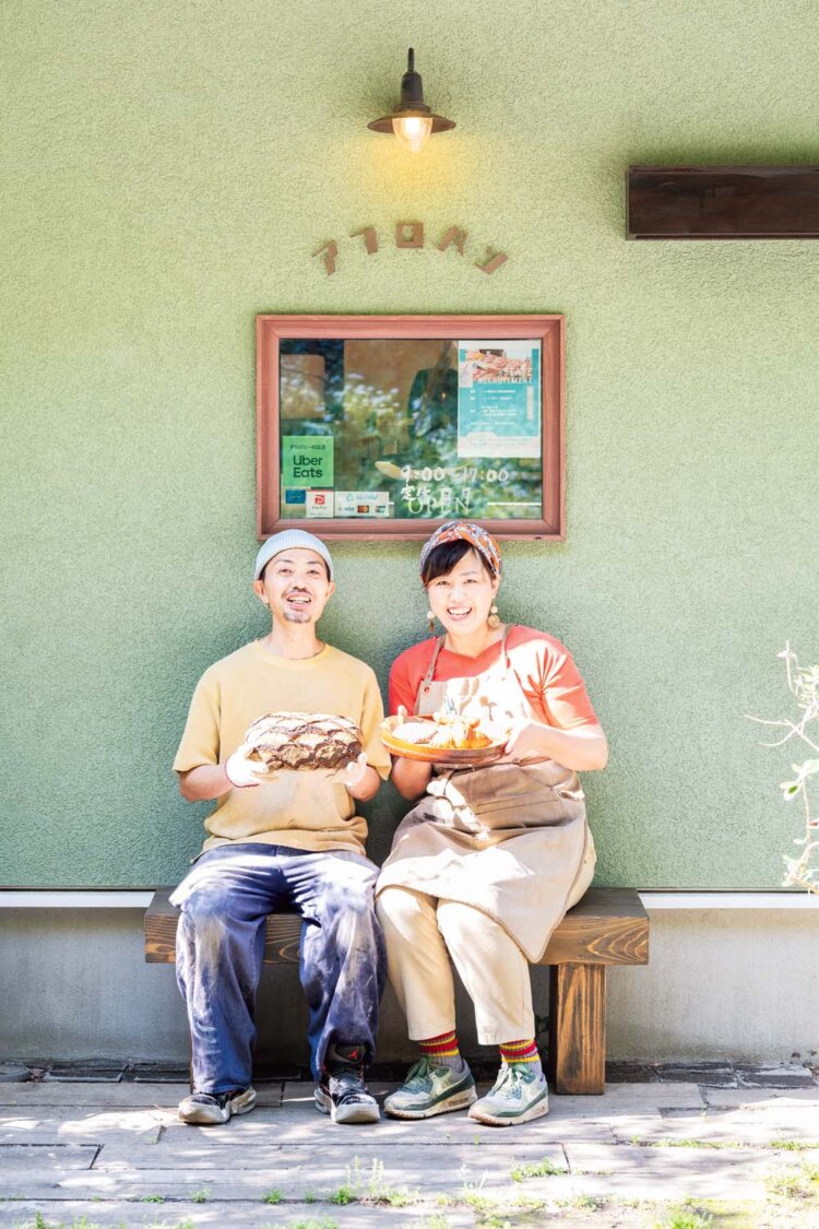 パン職人の新さん（左）と接客担当の真樹さん。