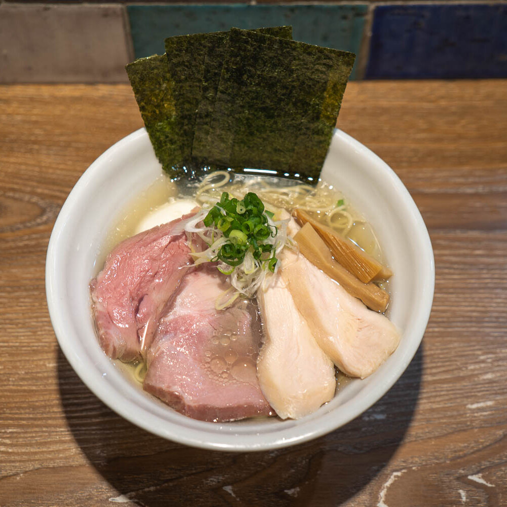 蒲田『中華そば やま福』で味わう中華そば・しお。最後まで飲み干せる透明度が高くまろやかなスープを