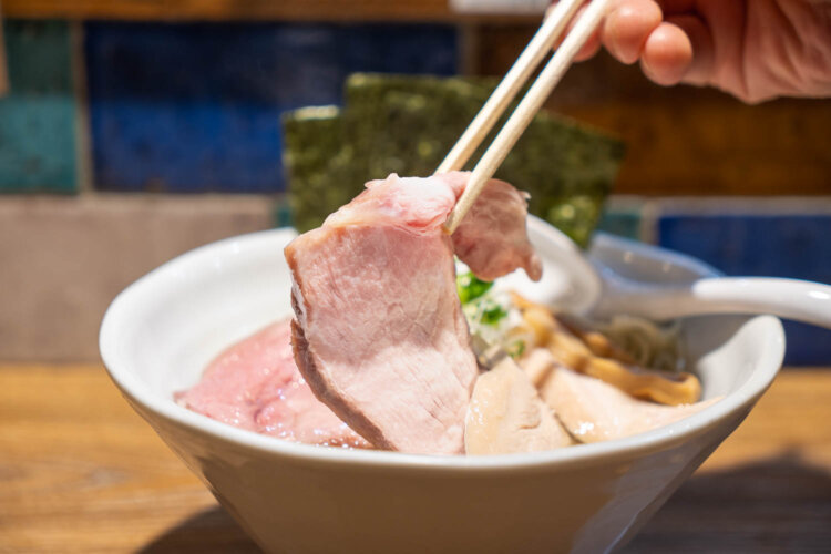 厚みがあって食べ応えのある豚肩ロースチャーシュー。夏の冷やしラーメン用は薄めに切っているとのこと。